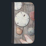 Funda Cartera Para Galaxy S4 Tesoros marinos<br><div class="desc">Megan Meagher es conocida por sus simples obras de arte. Esta imagen refleja la sencillez de los tesoros de la orilla del mar, incluidos los dólares de arena y las conchas en un tono pastel. Meagher abarca un fondo de madera en su imagen para contrastar estos tesoros. Obtén esta buena...</div>