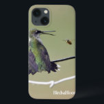 Funda Para iPhone 13 Abeja del colibrí y de la miel<br><div class="desc">Colibrí en un pilar con una abeja de la miel. La foto sometió por pájaros y florece lector. Los pájaros y las floraciones son el pájaro #1 y la revista del jardín en Norteamérica. Nos enorgullecemos en la celebración de la "belleza en su propio patio trasero" cubierta una amplia gama...</div>