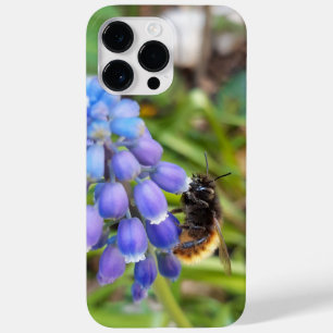 Funda Para iPhone 14 Pro Max De Case-Mate Abeja en Muscari Armeniacum , Hiacinato de uva