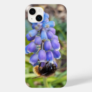 Funda Para iPhone 14 Plus De Case-Mate Abeja en Muscari Armeniacum , Hiacinato de uva