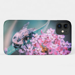 Funda Para iPhone 11 Abeja en una Flor Rosa
