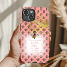 Funda Para iPhone 15 Abeja Reina de la Fe en Cuadrícula Coral Pastel de