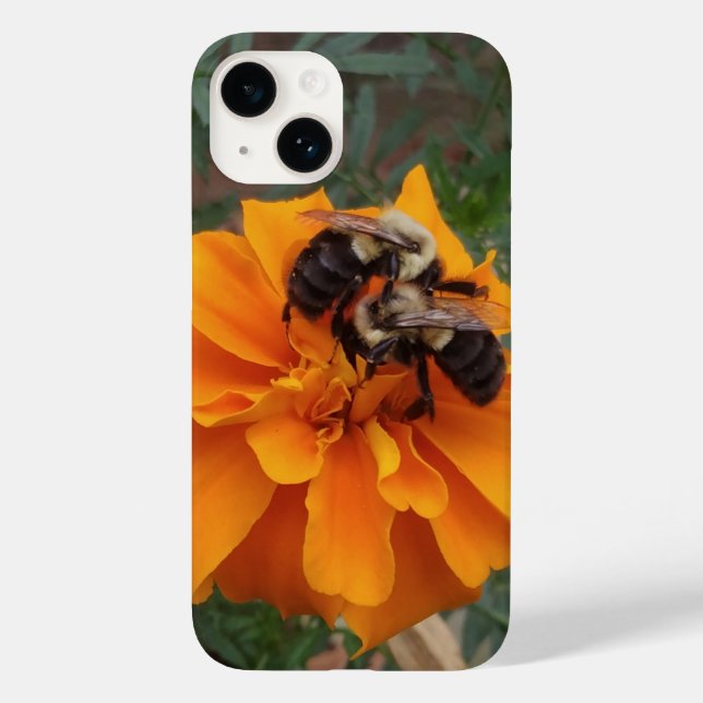 Funda De Case-Mate Para iPhone Abejas con flores de Marigold (Reverso )