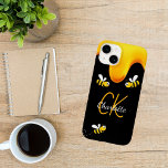 Funda Para iPhone 14 De Case-Mate Abejas de burbujas miel negra goteo monograma<br><div class="desc">Un elegante fondo negro y alegres abejas sonrientes. Decorado con miel dulce y dorada goteando. Personalice y agregue su nombre y sus iniciales de monograma,  letras doradas y blancas. El nombre se escribe con un guión de estilo con letras a mano.</div>