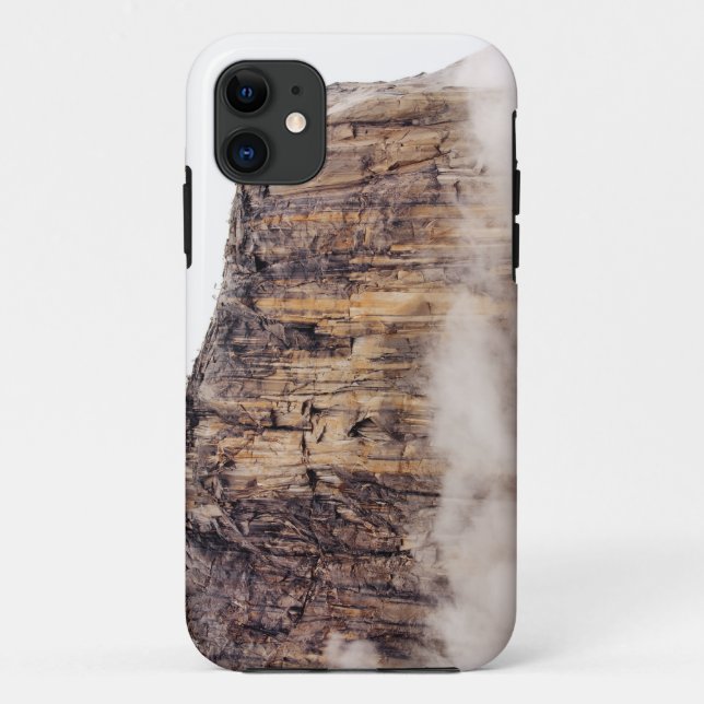 Funda De Case-Mate Para iPhone Acantilado escarpado que sube sobre las nubes (Reverso)