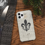 Funda Para iPhone 13 Acentos Vintage Ephemera Fleur De Lis<br><div class="desc">Fleur De Lis (una imagen abstracta de una liga,  y los tres pétalos de la parte superior representan fe,  esperanza y caridad) en contra de un viejo estuche de teléfono del diseñador de efemérides francés.</div>