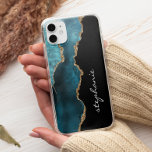 Funda Para iPhone 13 Agante de acuarela de oro verde azulado personaliz<br><div class="desc">Este moderno estuche de teléfono presenta un elegante diseño de ágate en una verde azulada acuarela con detalles falsos de purpurina dorado. Personalízalo con tu nombre en un guión de pincel de estilo manuscrito blanco.</div>