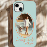 Funda Para iPhone 14 Plus De Case-Mate Amar la vida con tu Naranja de la Casa de la Moned<br><div class="desc">Estuche de iphone sencillo y moderno con foto y texto escrito a mano, "amando la vida contigo". La plantilla de fotos está configurada para mostrar la foto en forma ovalada y enmarcada. La cubierta del teléfono está impresa en la menta y en el naranja, aunque puede cambiar todos los colores...</div>