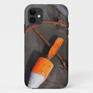 Funda Para iPhone 11 Ancla y boya oxidadas en una playa
