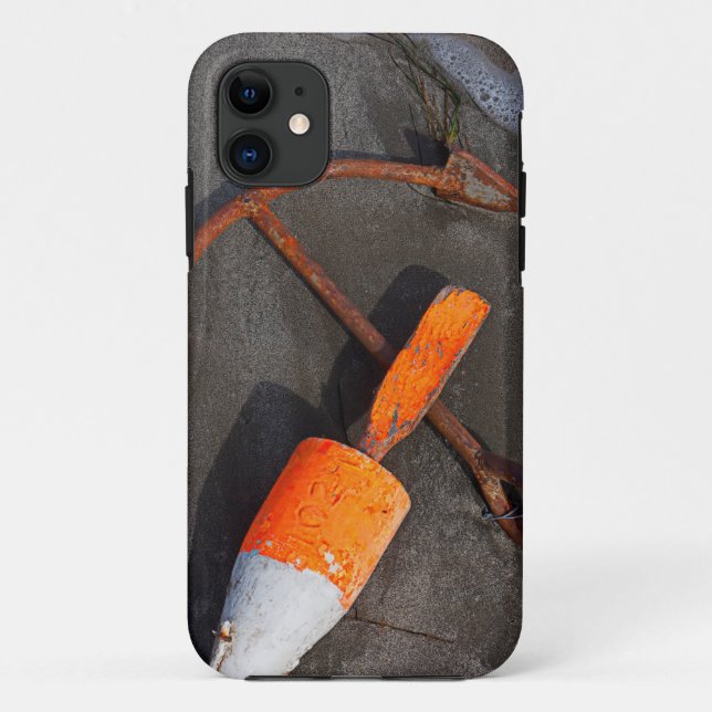 Funda De Case-Mate Para iPhone Ancla y boya oxidadas en una playa (Reverso)