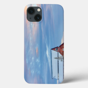 Funda Para iPhone 13 Antiguo granero de madera rojo en el valle inferio