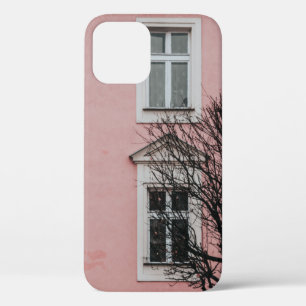 FUNDA PARA iPhone 12 ÁRBOL DESCUBIERTO FRENTE A UN EDIFICIO DE COLOR RO
