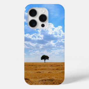 Funda Para iPhone 15 Pro Árbol en un campo de trigo cosechado