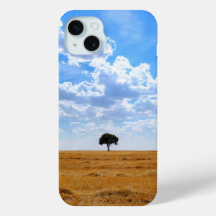Funda Para iPhone 15 Mini Árbol en un campo de trigo cosechado