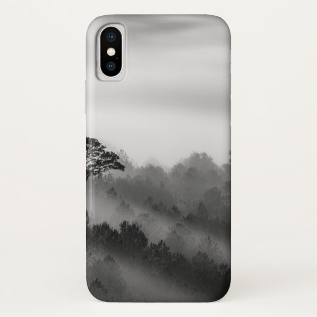 Funda De Case-Mate Para iPhone Árbol grande en bosque del pino en la niebla (Reverso)