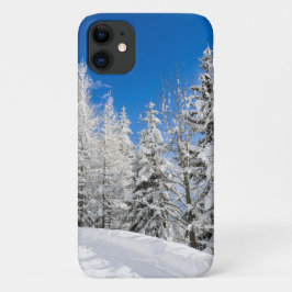 Funda Para iPhone 11 Árboles de nieve bajo un cielo azul claro