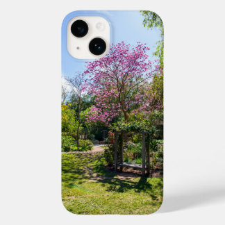 Funda Para iPhone 14 De Case-Mate Árboles rosas en el jardín en los jardines de Desc
