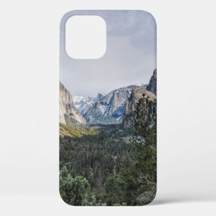 FUNDA PARA iPhone 12 ÁRBOLES VERDES CERCA DE LA MONTAÑA BAJO EL CIELO D