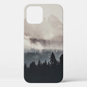 FUNDA PARA iPhone 12 ÁRBOLES VERDES EN LA MONTAÑA BAJO LAS NUBES BLANCA