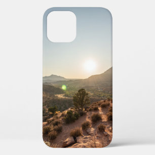 FUNDA PARA iPhone 12 ÁRBOLES VERDES EN LA MONTAÑA MARRÓN DURANTE EL DÍA