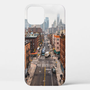 FUNDA PARA iPhone 12 AUTOS EN LA CARRETERA ENTRE EDIFICIOS DE ALTO AUME