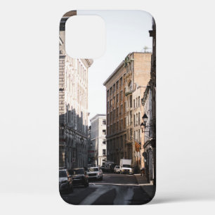 FUNDA PARA iPhone 12 AUTOS ESTACIONADOS AL LADO DE LA CARRETERA ENTRE E
