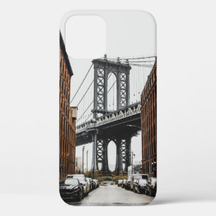 FUNDA PARA iPhone 12 AUTOS ESTACIONADOS CERCA DE UN EDIFICIO MARRÓN
