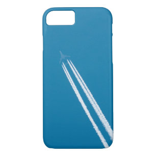 title_seo2 Avión volador sobre un fondo azul del cielo