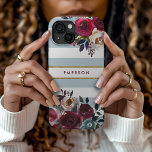 Funda Para iPhone 15 Banda floral Duste Blue Boho Monograma<br><div class="desc">Casos de teléfono monogramados por personalizado personalizados con su nombre u otro texto. Este moderno diseño de boho presenta un borde floral de acuarela con colores rústicos de otoño sobre un polvoriento fondo de rayas azules y blancas con un falso acento de Relieve metalizado dorado. Utilice las herramientas de diseño...</div>