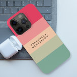 Funda Para iPhone 15 Pro Banda horizontal de bloques de colores Monograma r<br><div class="desc">Una elegante estufa de iphone en bloque de color con 5 rayas horizontales en tonos rosa,  melocotón y verde,  en un estilo moderno de diseño mininimalí. El texto se puede personalizar fácilmente con su nombre o título para el regalo o accesorio perfectamente personalizado.</div>