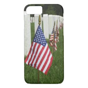 Funda Para iPhone 8/7 Banderas americanas en las tumbas de veteranos