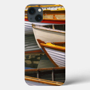 Funda Para iPhone 13 Barcas de colores brillantes en el Centro de Barco
