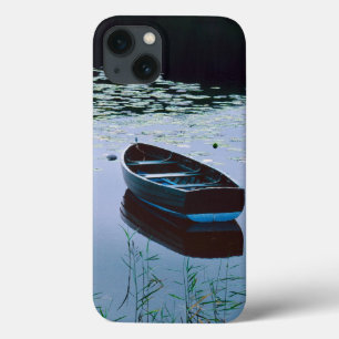 Funda Para iPhone 13 Barco de remos en un pequeño lago rodeado de agua