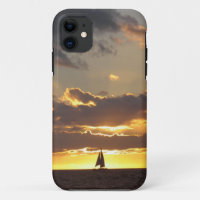 Barco de vela en la puesta del sol