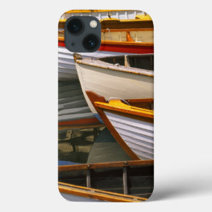 Funda Para iPhone 13 Barcos de colores brillantes en el Centro de Barco