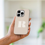 Funda Para iPhone 15 Pro Max Beige Minimalista moderno primer negrita monograma<br><div class="desc">Estuche Beige Minimalista Moderno de Monograma Inicial. Crea tu propio estuche para iPhone personalizado con el nombre inicial del personalizado.</div>