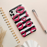 Funda Para iPhone 14 De Case-Mate Besos de impresión de levas rosadas franja blanca<br><div class="desc">¡Smooch! El estuche de teléfono de moda tiene un fondo de rayas blancas y negras con besos calientes de tinta rosa fucsia. Utilice el campo de personalización opcional para agregar un nombre o un monograma, o simplemente elimine. Hace un lindo regalo para los artistas de maquillaje o los entusiastas de...</div>