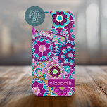 Funda Para iPhone 15 Bloque de nombres personalizado de patrón floral d<br><div class="desc">Un diseño audaz y floral con tonos coloridos de morado y agua con un divertido bloque de color para añadir tu nombre o cualquier texto. El patrón de flor loco tiene una variedad de colores. Puede agregar un nombre, un monograma u otro texto personalizado. Si necesita mover el dibujo, haga...</div>