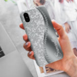 Funda Para iPhone 12 Bolling Metalizado de plata en monograma simulado<br><div class="desc">Cualquier purpurina o diamantes en diseño son fotos y simulados. Este diseño puede ser personalizado en el área proporcionada cambiando la foto y/o el texto. O puede personalizarse haciendo clic en Personalizar esta plantilla y, a continuación, eligiendo la opción de hacer clic en el personalizar y eliminando o cambiando el...</div>