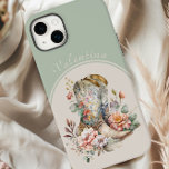Funda Para iPhone 14 Plus De Case-Mate Boots de moza floral en verde arca personalizada<br><div class="desc">Cowgirl arrancó el estuche de Iphone con tema, personalizado con tu nombre. El diseño presenta hermosas botas de vaquera florales enmarcadas en un marco de arco con una paleta de color de fondo editable de verde y natural. Diseñado para el iPhone 14 Plus pero se adapta a muchos otros modelos....</div>