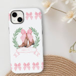 Funda Para iPhone 14 Plus De Case-Mate Boots y arcos rosados personalizados<br><div class="desc">Estuche iphone personalizado con botas de vaquera y una gran proa rosa enmarcada con una corona de laurel y una pancarta de nombre. Añadir su nombre, monograma o inicial. Diseño jocoso con bordes de arcos rosados para coincidir con el logo de la vaquera. Diseñado para el iPhone 14 Plus pero...</div>
