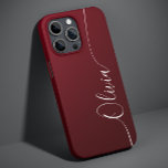 Funda Para iPhone 14 De Case-Mate Borgoña Shimmer Elegante caligrafía Nombre de guió<br><div class="desc">Borgoña Red Shimmer White Elegant Caligraphy Script Personalizado Nombre personalizado iPhone 14 Smart Phone Cases presenta un diseño moderno y moderno,  sencillo y elegante con su nombre personalizado en una tipografía de caligrafía escrita a mano elegante con un fondo metálico de brillantes rojo burdeos. Diseñado por ©Evco Studio www.zazzle.com/store/evcostudio</div>