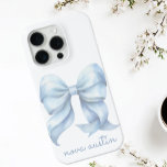 Funda Para iPhone 15 Pro Bow azul moderno personalizado con monograma de no<br><div class="desc">Eleva el estilo de tu teléfono con el moderno Blue Bow personalizado con el estuche para iPhone Monograma. Este funda personalizado es la combinación perfecta de elegancia y personalización, con un diseño de proa azul moda que encarna una estética atemporal. El arco acuático, situado en un entorno elegante, le da...</div>