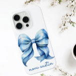 Funda Para iPhone 15 Pro Bow azul moderno personalizado con monograma de no<br><div class="desc">Eleva el estilo de tu iPhone con este moderno Blue Bow personalizado con el nombre Monograma iPhone Case. Este funda combina elegancia y personalización, con un delicado diseño de color de agua que capta la esencia de una estética de coqueta de adormidera. El monograma de inspiración vintage le aporta un...</div>