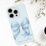 Funda Para iPhone 15 Pro Bow azul moderno personalizado con monograma de no<br><div class="desc">Añada un toque de elegancia a sus productos básicos de uso diario con este moderno estuche Blue Bow personalizado con el nombre Monograma para iPhone. Diseñado para aquellos que aprecian los detalles más finos, este estuche de teléfono personalizado incluye una delicada proa acuarela que representa una estética de coqueta de...</div>