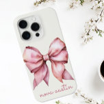 Funda Para iPhone 15 Pro Bow rosa de moda personalizado con monograma de no<br><div class="desc">Eleva tu estilo con el estuche para iPhone Trendy Pink Bow Personalizado con Nombre Monograma, la combinación perfecta de elegancia y personalización. Este estuche de teléfono personalizado presenta un delicado arco acuarela en un suave tono rosado, que capta una estética femenina vintage a la vez moderna y atemporal. El monograma...</div>
