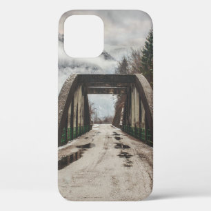 FUNDA PARA iPhone 12 BRIDE DE ARCHIVO DE CONCRETO GRIS JUNTO AL ÁRBOL D