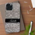 Funda Para iPhone 15 Brillo Plateado Glam Bling Metal Personalizado<br><div class="desc">Este diseño fue creado mediante arte digital. No se utiliza purpurina real para hacer esta funda. Puede personalizarse en el área proporcionada o personalizarse aún más seleccionando la opción "hacer clic para personalizar" y cambiando el nombre, las iniciales o las palabras. También puede cambiar el color y el estilo del...</div>