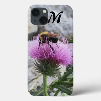 Funda Para iPhone 13 Bumblebee cosecha una flor de Thristle morado