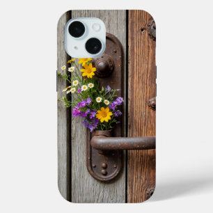 Funda Para iPhone 15 Bunch De Flor Silvestre En La Manilla De La Puerta